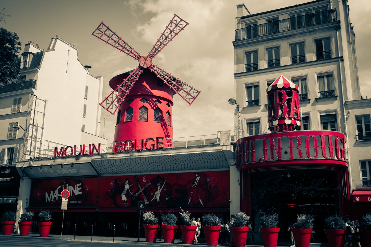 Bares, piscinas, salas de juego y de danza, gimnasios y congresos permanecerán cerrados, no así los museos y restaurantes. Foto: Pexels.