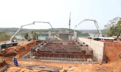 Una comitiva estuvo en el sitio donde se erigen las columnas principales de la infraestructura, en Presidente Franco, para verificar los trabajos. Foto: Itaipú.