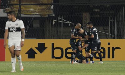 Olimpia lo ganaba 2-1 con un doblete de Jorge Recalde, pero Santos dio vuelta y dejó al Decano con un pie fuera del certamen. Foto: @Libertadores.