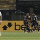 Olimpia lo ganaba 2-1 con un doblete de Jorge Recalde, pero Santos dio vuelta y dejó al Decano con un pie fuera del certamen. Foto: @Libertadores.