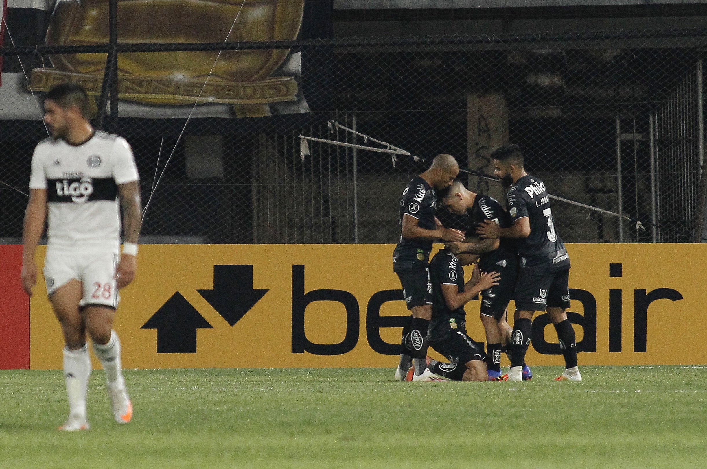 Olimpia lo ganaba 2-1 con un doblete de Jorge Recalde, pero Santos dio vuelta y dejó al Decano con un pie fuera del certamen. Foto: @Libertadores.