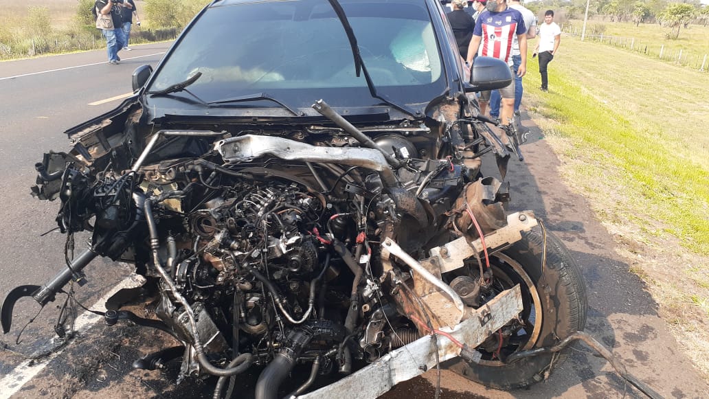 Así quedó la camioneta del senador Bacchetta, tras el accidente. Foto: Gentileza.