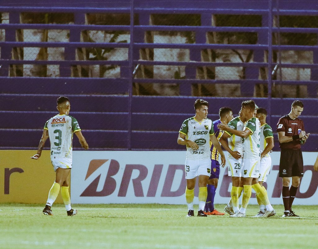 Sportivo Luqueño comenzó ganando con un golazo de Aldo Vera, pero no pudo sostener la ventaja y perdió por la mínima. Foto: @ClubDefensayJus.