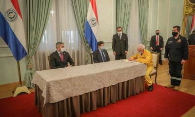 La firma de convenio en presencia del presidente Mario Abdo Benítez. Foto: Gentileza