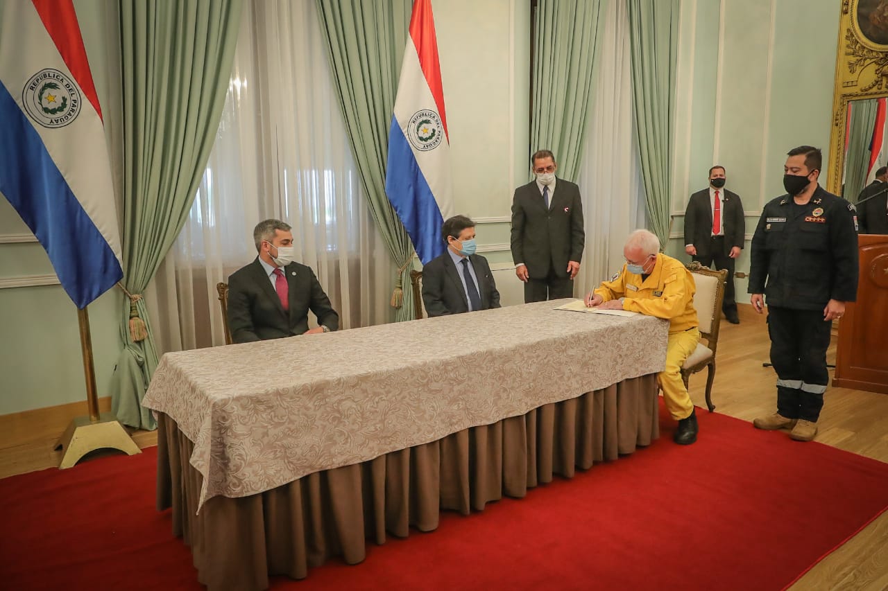 La firma de convenio en presencia del presidente Mario Abdo Benítez. Foto: Gentileza