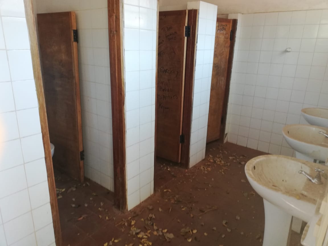 Abandono y falta de limpieza de baños. Foto Colegio Cadetes de Chaco