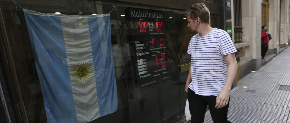 La moneda argentina no para de perder fuerza. Foto: Clarin