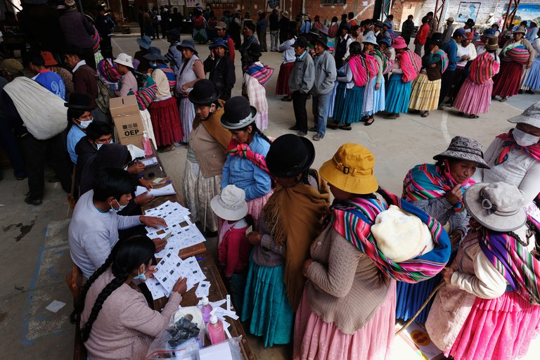 Los poso votos contados dejan en abierto definición del segundo turno en Bolivia. Foto: Infobae