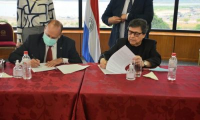 Oscar Salomón y Euclides Acevedo firmando el polémico acuerdo con campesinos. Foto: Senado.