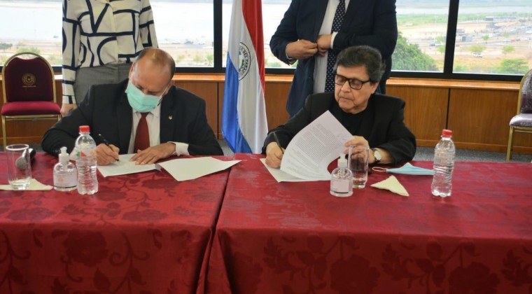 Oscar Salomón y Euclides Acevedo firmando el polémico acuerdo con campesinos. Foto: Senado.