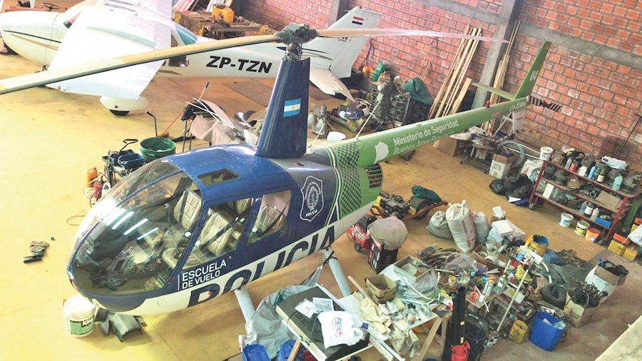 El helicóptero Róbinson 44 del MInisterio de Seguridad bonaerense en el hangar de Areguá. Foto; IP
