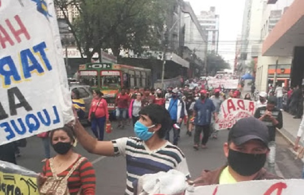 Movilización de este martes en Asunción de familias de diversos asentamientos. Foto: gentileza.