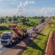 La construcción del “Corredor de Exportación” Natalio-Los Cedrales, avanza con la construcción de puentes y la pavimentación asfáltica tomando las medidas preventivas establecidas por el Ministerio de Salud. Foto: MOPC