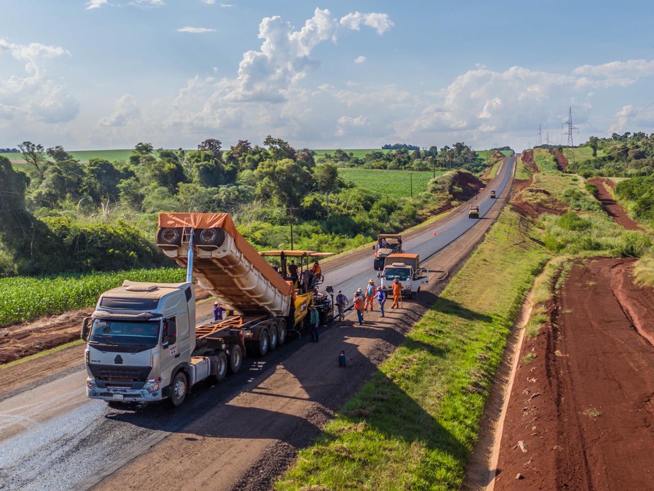 La construcción del “Corredor de Exportación” Natalio-Los Cedrales, avanza con la construcción de puentes y la pavimentación asfáltica tomando las medidas preventivas establecidas por el Ministerio de Salud. Foto: MOPC