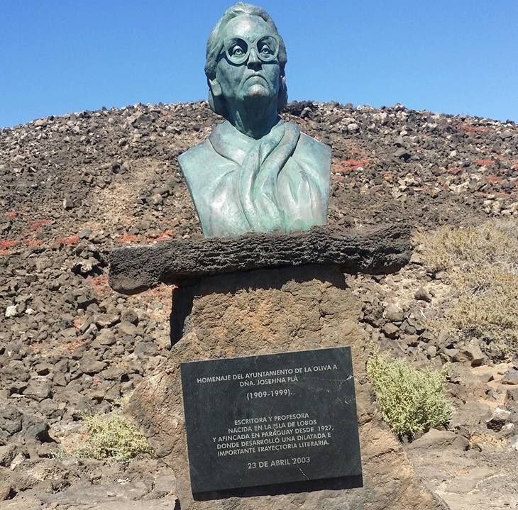 Busto de Josefina Plá en Isla de Lobos, Canarias