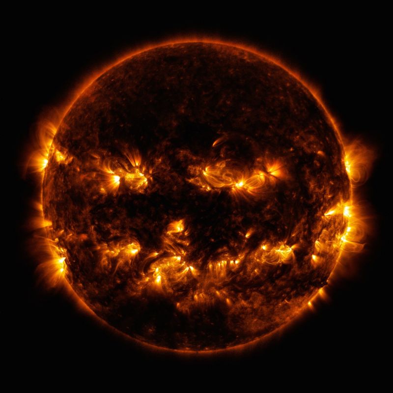 Está foto de las regiones activas del Sol que se ven como una cómica calabaza sonriente. Foto: NASA