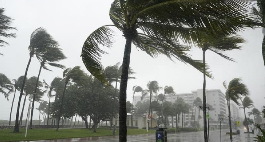 Imágenes de televisión mostraban las calles inundadas en todo el sur de Florida. Foto: Dw