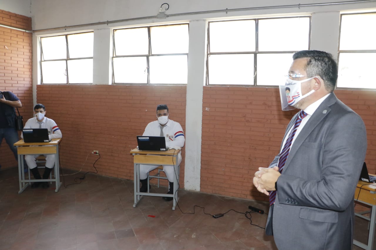 Ministro de Educación, Eduardo Petta, con alumnos del CNC