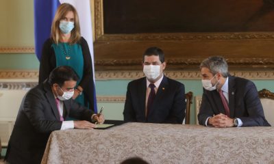 Oscar Llamosa firma decreto de nombramiento frente al presidente Mario Abdo. Foto Gentileza