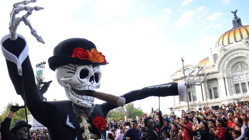 El Día de Muertos en México se concentra actualmente en el 1 y 2 de noviembre. Foto: BBC