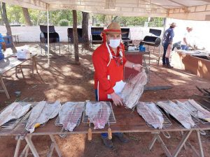 Jefe de Ambiente de Yacyreta mostrando un dorado. Foto Gentileza 