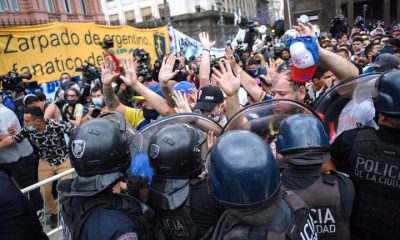 Empujones, corridas y botellazos en la despedida a Diego Maradona. Foto: Infobae.