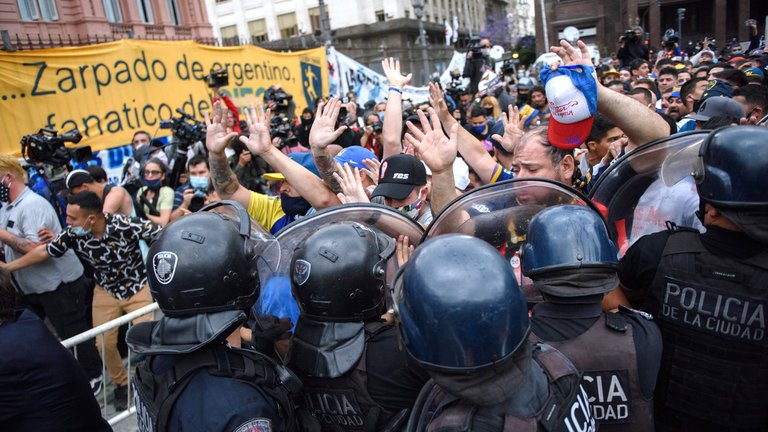 Empujones, corridas y botellazos en la despedida a Diego Maradona. Foto: Infobae.