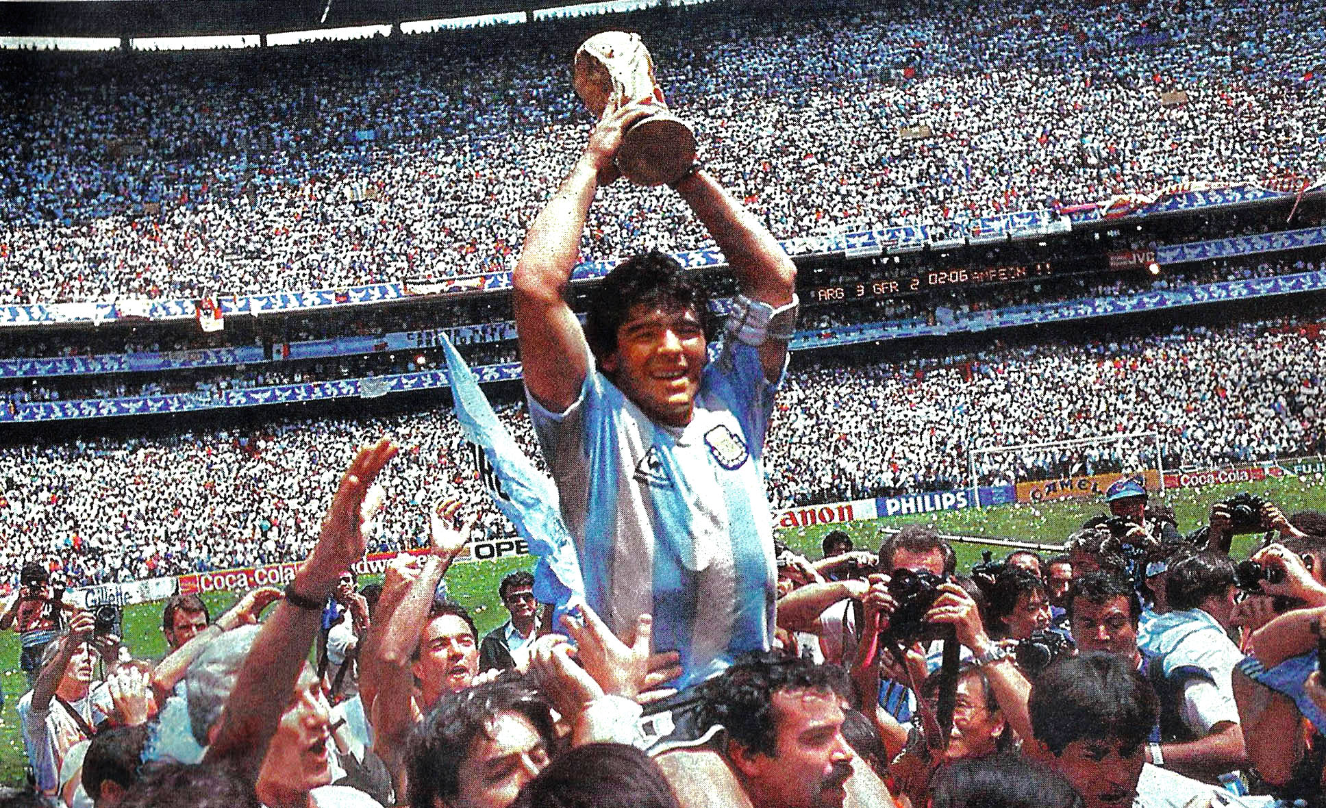 Diego Armando Maradona (60), uno de los mejores futbolistas de la historia, falleció este miércoles debido a un paro cardiorrespiratorio. Foto: Wikipedia.