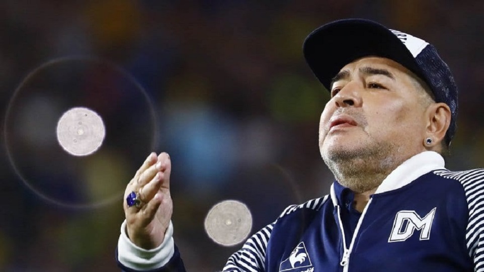 La operación se llevó a cabo en la Clínica Olivos y estuvo encabezada por Leopoldo Luque, médico personal de Diego Maradona. Foto: TyC Sports.