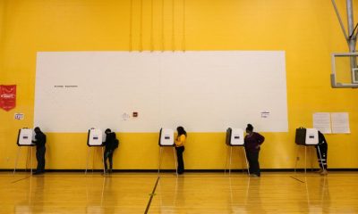 Los votantes llenan sus boletas en la Academia Ethel M. Taylor el día de las elecciones, en Cincinnati, Ohio. Foto: Infobae.