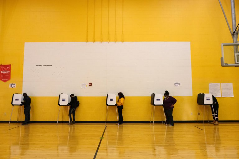 Los votantes llenan sus boletas en la Academia Ethel M. Taylor el día de las elecciones, en Cincinnati, Ohio. Foto: Infobae.