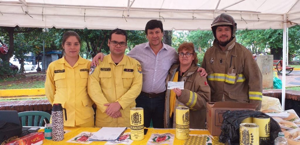 Harms con bomberos. Foto Gentileza 