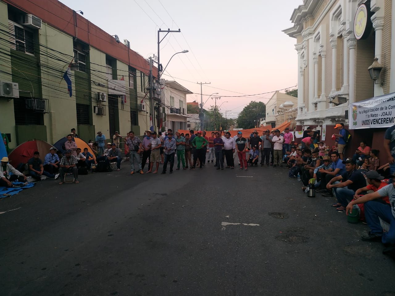 Los campesinos coparon varias arterias del microcentro. Foto: Gentileza