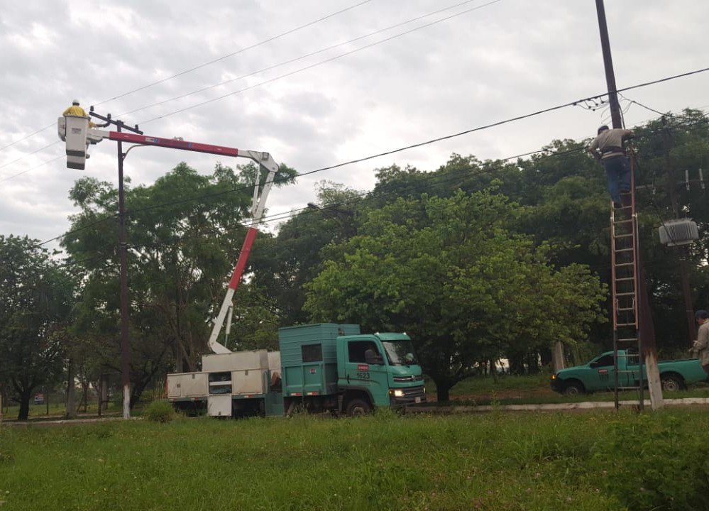 Trabajadores de Ande reponiendo energía. Foto: Gentileza