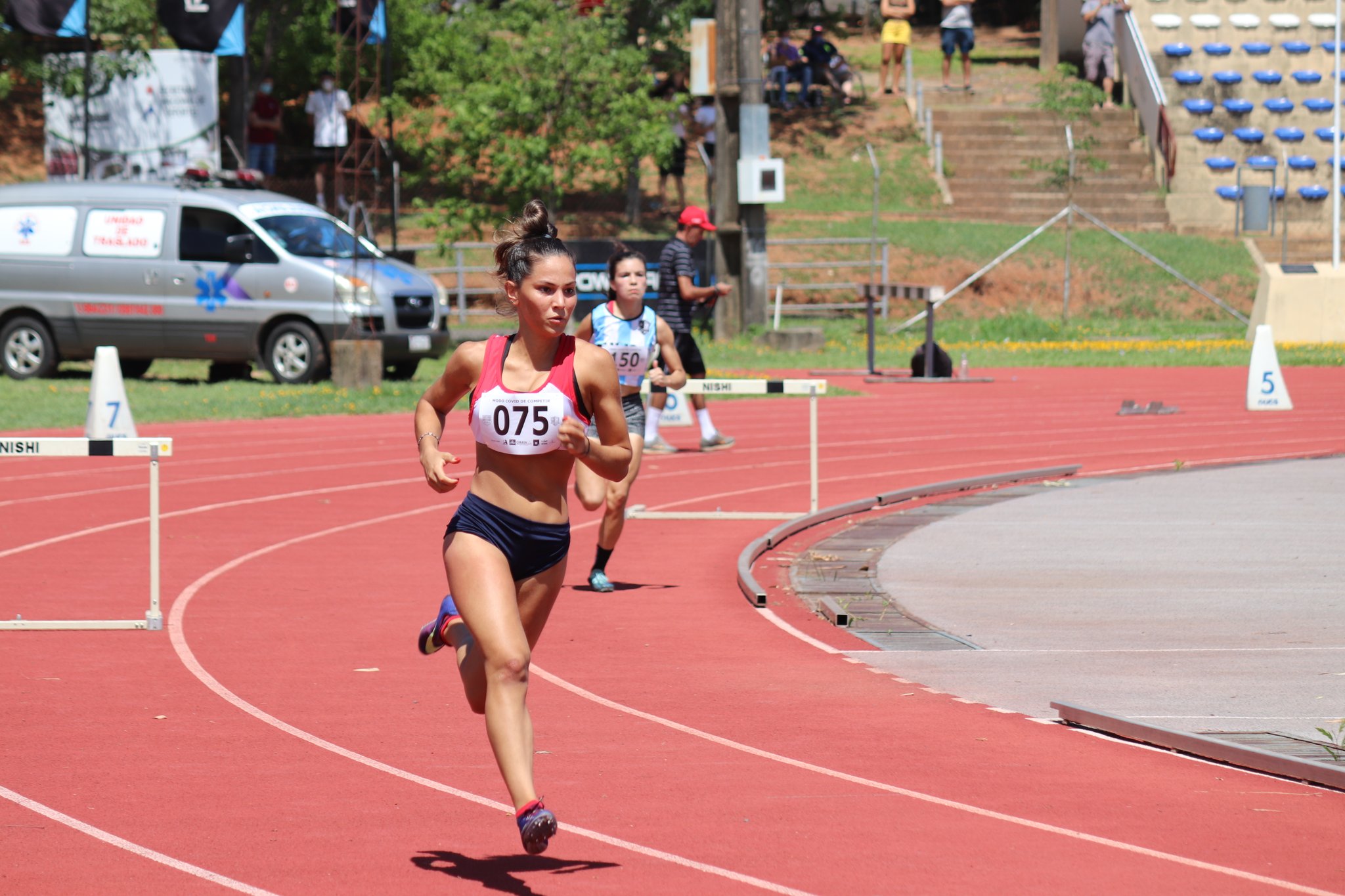 Flavia Buongermini cronometró 1’06’’02 en 400 metros con vallas, estableciendo así una plusmarca nacional en la categoría sub-18. Foto: @coparaguay.