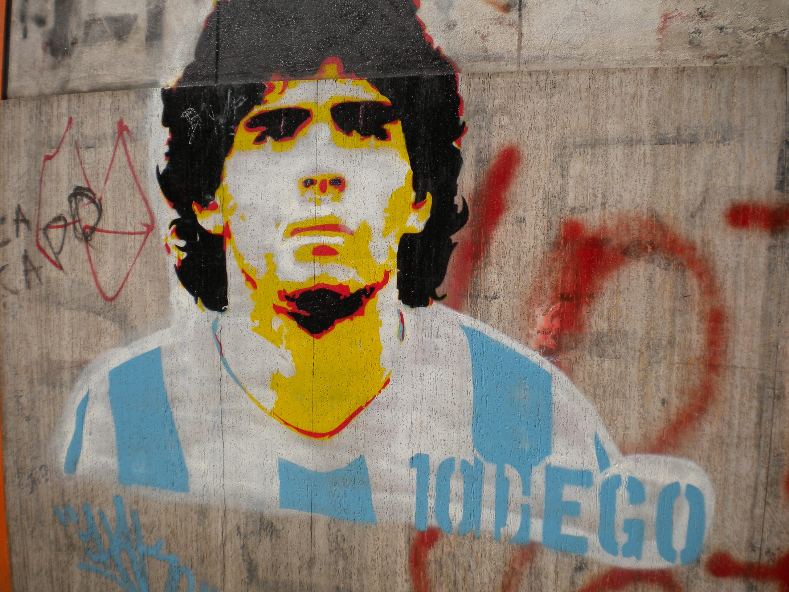 El pintor Aziz Al-Asmar representó la figura de Diego Maradona en un muro de una vivienda destruida al noroeste de Siria. Foto: commons.wikimedia.org.