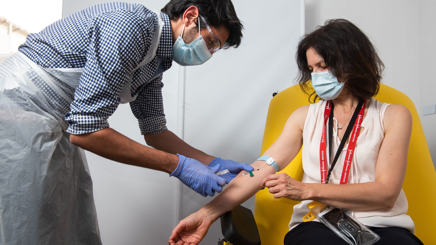 Una mujer participa en el ensayo clínico de la vacuna experimental de la Universidad de Oxford. Foto: Europapress