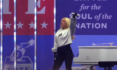 Vestida con una sudadera blanca con “Joe” impreso en el frente, Lady Gaga animó el cierre de campaña de Joe Biden en Pensilvania. Foto: Captura.