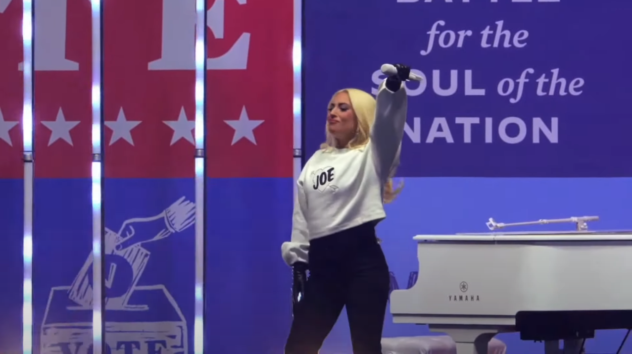 Vestida con una sudadera blanca con “Joe” impreso en el frente, Lady Gaga animó el cierre de campaña de Joe Biden en Pensilvania. Foto: Captura.