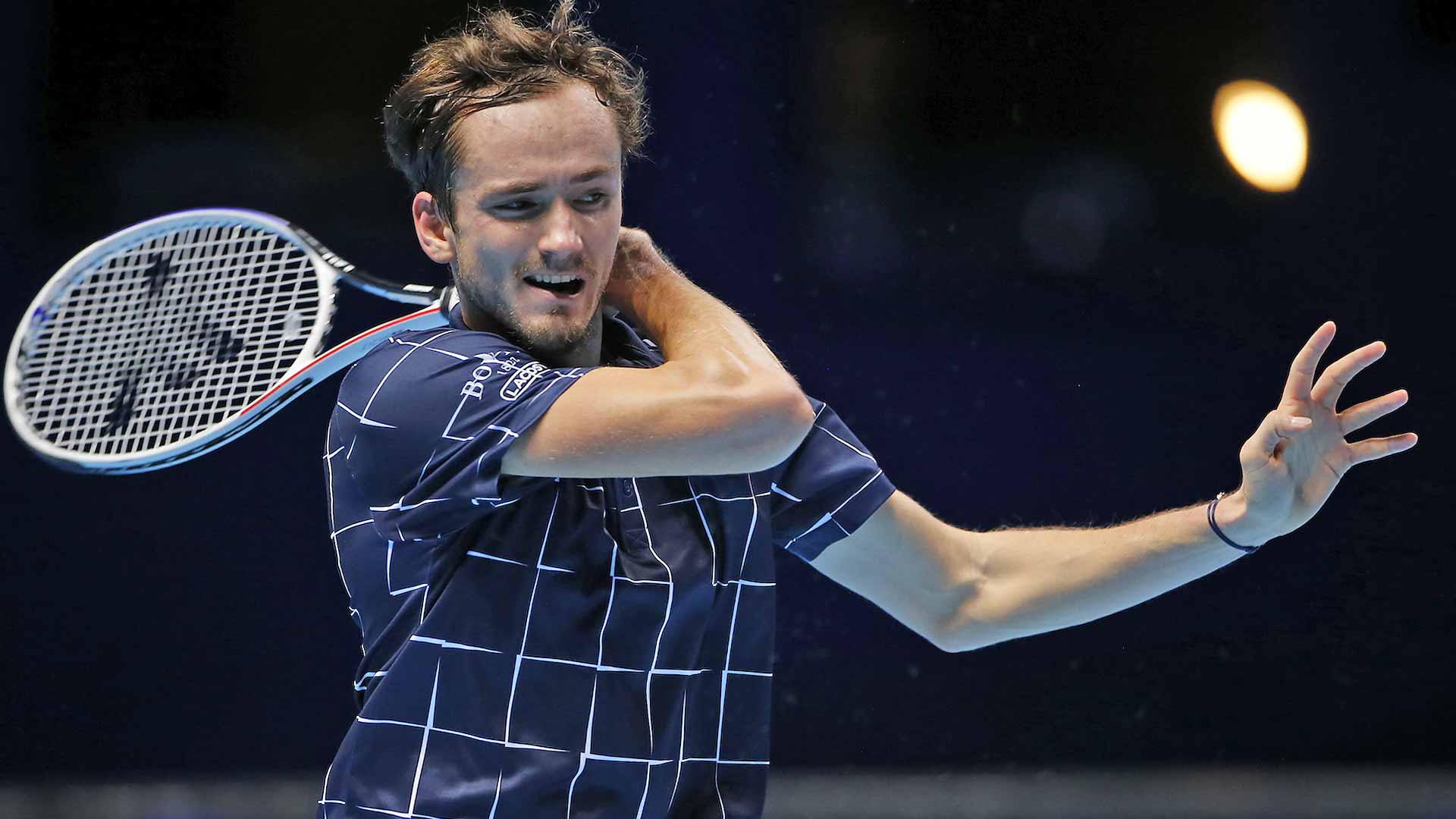 Medvedev estuvo más certero en los momentos claves y superó a Zverev por 6-3 y 6-4 en una hora y 29 minutos de gran juego. Foto: nittoatpfinals.com.