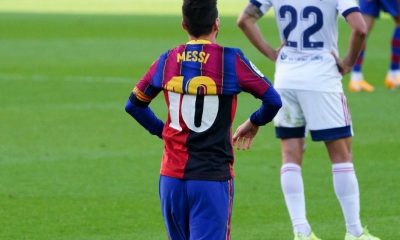 Messi marcó el cuarto gol en la victoria del Barcelona y lo celebró exhibiendo la camiseta que usó Diego Maradona en Newell's. Foto: @FCBarcelona_es.