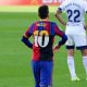 Messi marcó el cuarto gol en la victoria del Barcelona y lo celebró exhibiendo la camiseta que usó Diego Maradona en Newell's. Foto: @FCBarcelona_es.