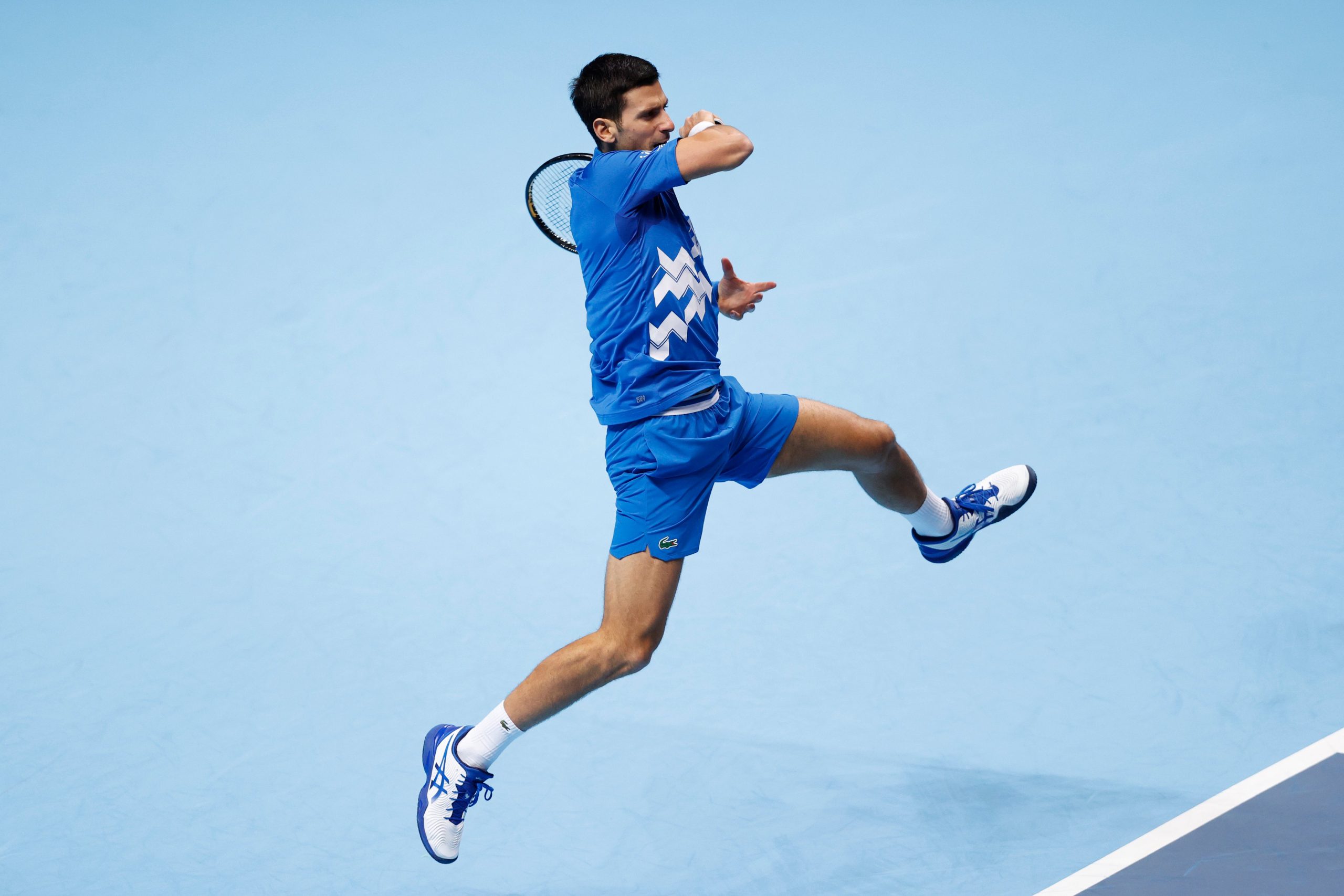 El serbio Novak Djokovic alcanzó por novena vez las semifinales de las ATP Finals tras ganar por 6-3 y 7-6 (4) al alemán Alexander Zverev. Foto: @atptour.