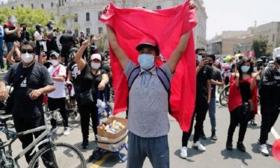 Muchos peruanos salieron a las calles a festejar. Foto: BBC