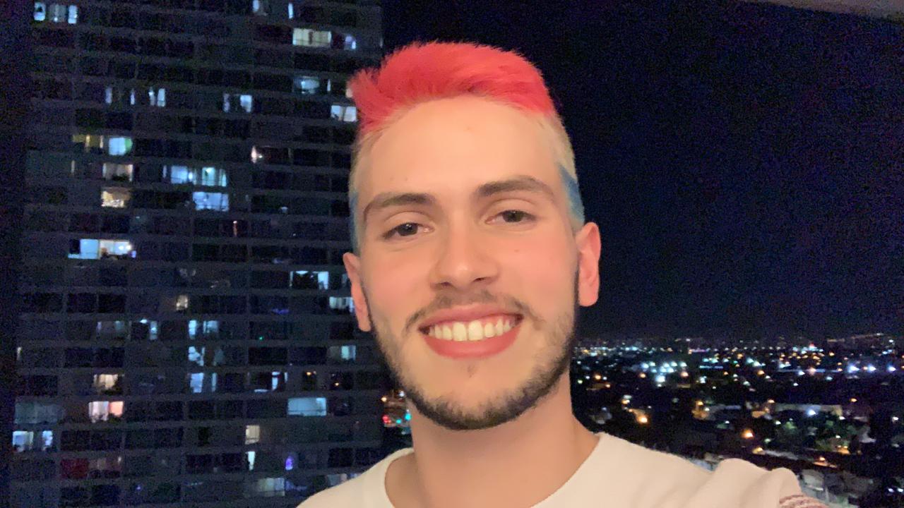 Ricardo García (24) se ganó el cariño de los paraguayos en las redes sociales y se tiñó el cabello con los colores de la bandera paraguaya. Foto: Gentileza.