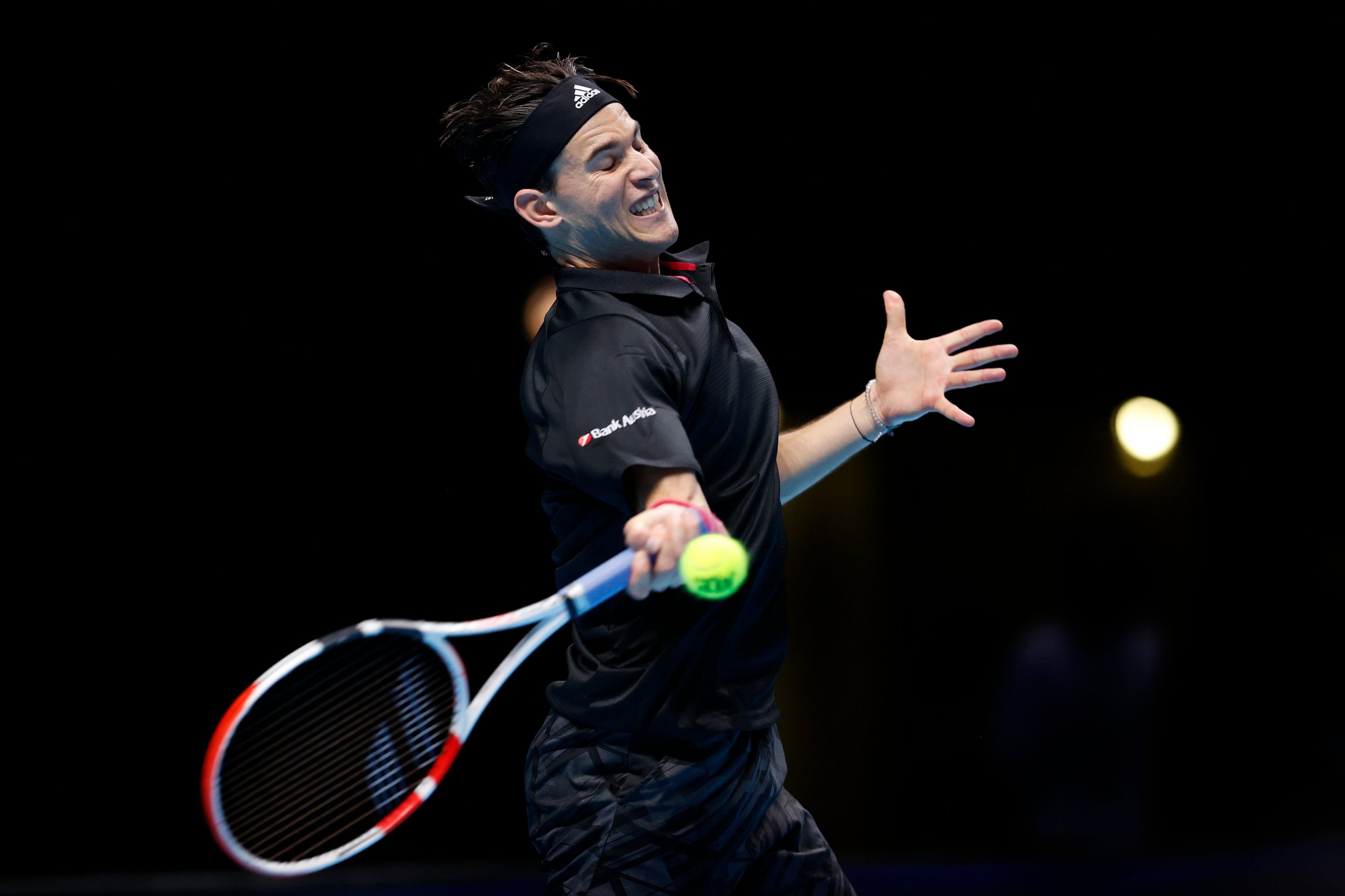 Dominic Thiem se tomó revancha ante Stefanos Tsitsipas, rival con quien había caído en la final del Masters de Londres del año pasado. Foto: @atptour.