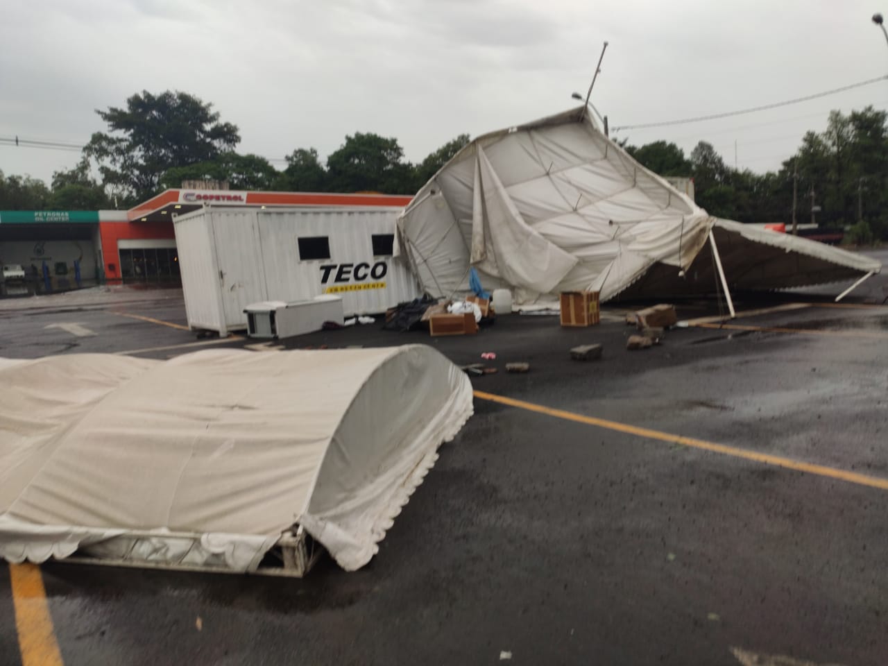 El temporal afectó a las carpas y al sistema eléctrico, informó el Ministerio de Salud. Foto: IP.