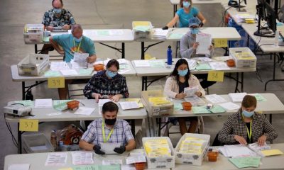 Los trabajadores electorales clasifican algunas de las miles de boletas por correo en el Registro de Votantes del Condado de Orange en Santa Ana, California. Foto: Infobae.