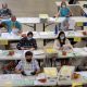 Los trabajadores electorales clasifican algunas de las miles de boletas por correo en el Registro de Votantes del Condado de Orange en Santa Ana, California. Foto: Infobae.