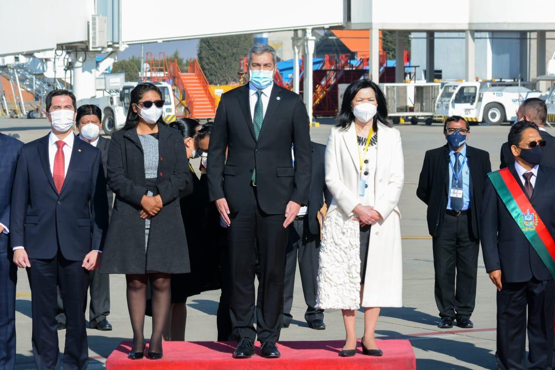 Presidente y comitiva a su llegada a La Paz. Foto: Gentileza